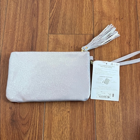 NWT Liz Claiborne Metallic Silver Phone Charging Wristlet with Tassel - Picture 5 of 9
